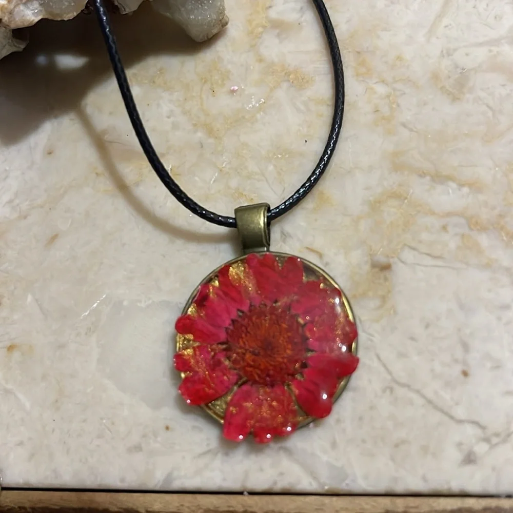 Real flower 🌺 necklace - Picture 3 of 5
